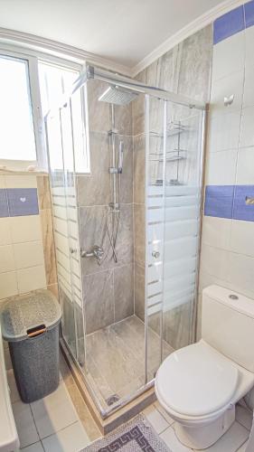 Un baño de Lampros house in the countryside