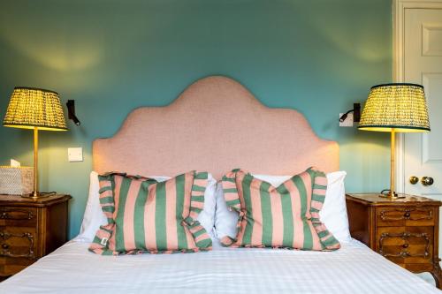 1 cama con 2 lámparas y 2 almohadas en The Barnsdale, Rutland, en Oakham