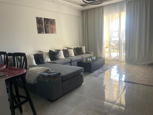 un soggiorno con divano e tavolo di One bedroom marina city portghalib a Port Ghalib