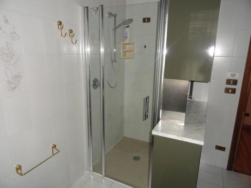y baño con ducha y puerta de cristal. en HOUSE DOLCEVITA 30 min per Venezia en Padova