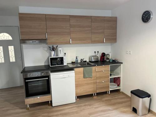 une cuisine avec une cuisinière et un comptoir dans l'établissement Duplex refait neuf 80m2 centre ville - 6 couchages, à Belley