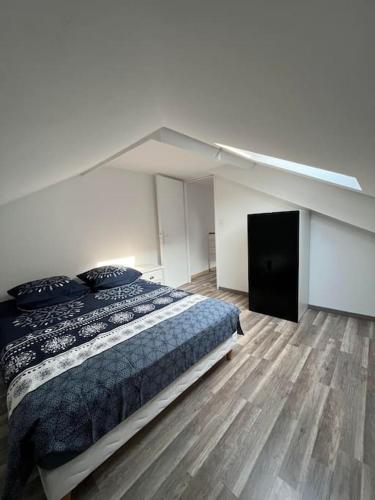 une chambre avec un lit et une télévision dans l'établissement Duplex refait neuf 80m2 centre ville - 6 couchages, à Belley