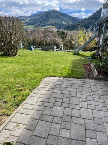 una pasarela de ladrillo en un patio con un campo de hierba en Jagdzimmer, en Thalheim