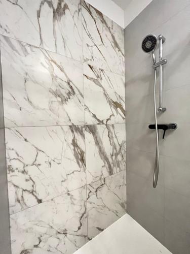 baño con pared de mármol en Apartament Śnieżny, en Karpacz