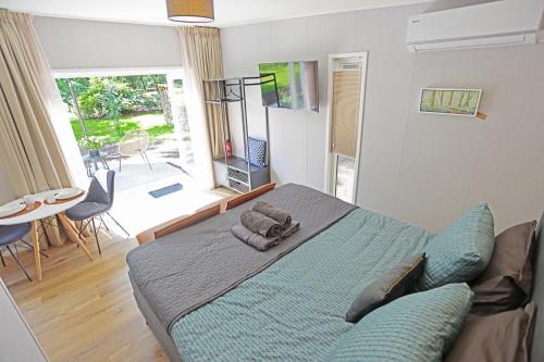 een slaapkamer met een bed en een woonkamer bij B&B Schoonhoven Suites in Elim