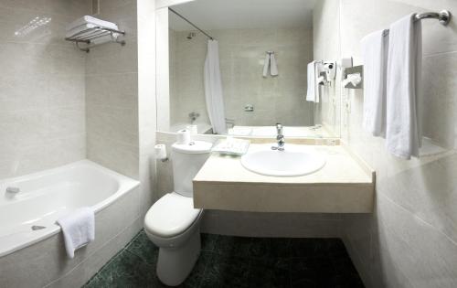 Et badeværelse på BQ Andalucia Beach Hotel