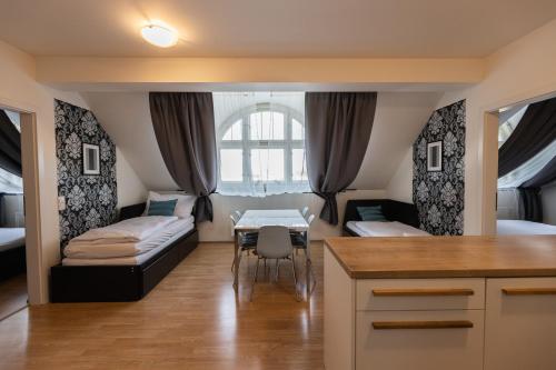 プラハにあるAndel Centre SPIRITのベッド、テーブル、ソファが備わる客室です。