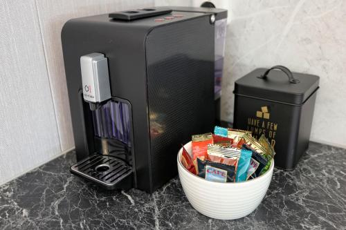 a cpu and a bowl of snacks next to a box at B&B Schoonhoven Suites in Elim