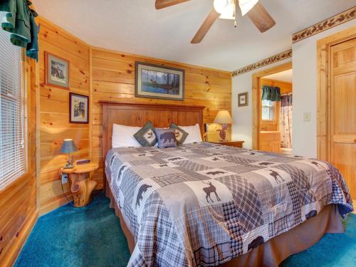 una camera con letto e pareti in legno di Komfy Kozy, 3 Bedrooms, Sleeps 10, Views, Game Room, Pool Access, WiFi a Gatlinburg