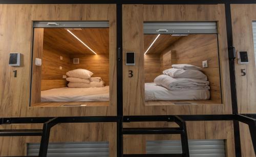 - deux miroirs dans une chambre avec deux lits dans l'établissement Expo capsule Hostel, à Prague