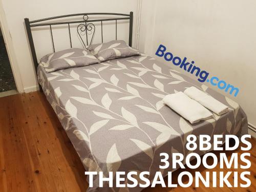 ein Bett mit zwei Kissen auf einem Zimmer in der Unterkunft SIXORIZON NEW PRIVATE APARTMENT IN THESSALONIKI IPPOKRATEIO gr in Thessaloniki