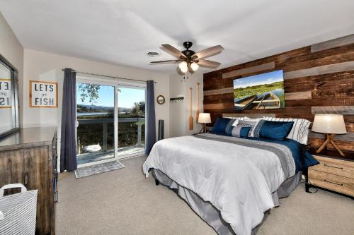 1 dormitorio con 1 cama y ventilador de techo en Sunrise Lake Escape, en Lower Lake