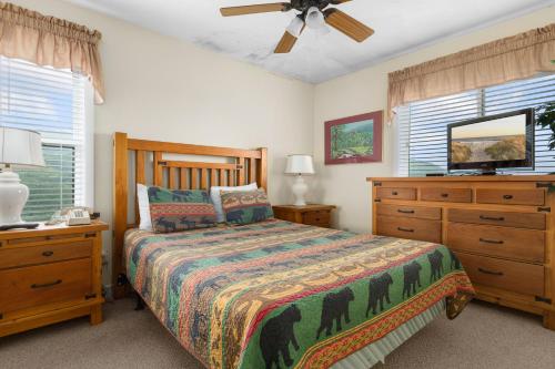 En eller flere senge i et værelse på Deer Ridge Mountain Resort D301