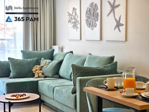 salon z zieloną kanapą i stołem w obiekcie Resort Westin House - 365PAM w Kołobrzegu