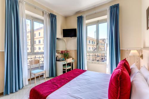 ein Schlafzimmer mit einem Bett und einem großen Fenster in der Unterkunft Hotel Ottaviano Augusto in Rom