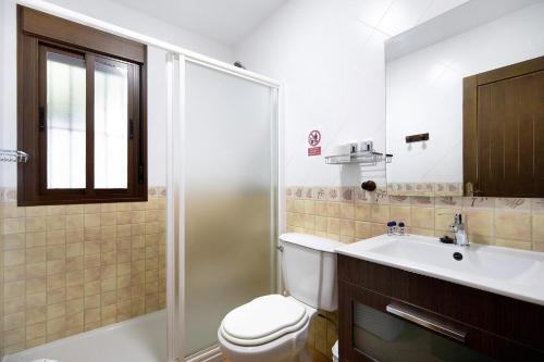 La salle de bains est pourvue de toilettes, d'un lavabo et d'une douche. dans l'établissement Novobarrosa D, à Chiclana de la Frontera