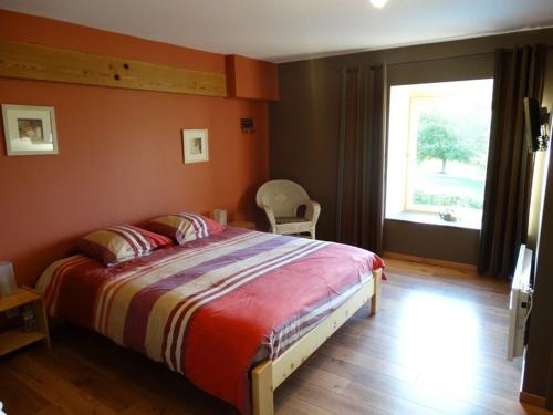 Un dormitorio con una cama grande y una ventana en Couleur Campagne en Theux