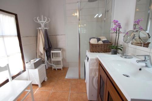 y baño blanco con lavabo y ducha. en Catalunya Casas Delightful destination in the heart of Costa Brava en Vidreres