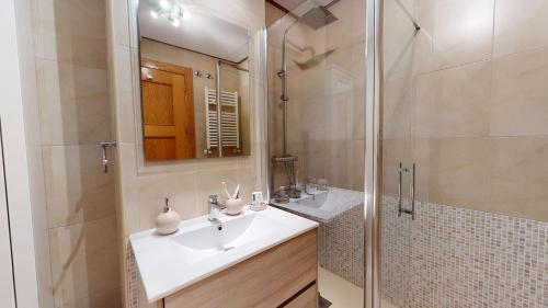La salle de bains est pourvue d'un lavabo blanc et d'une douche. dans l'établissement Casa Congrio K-Murcia Holiday Rentals Property, à Roldán