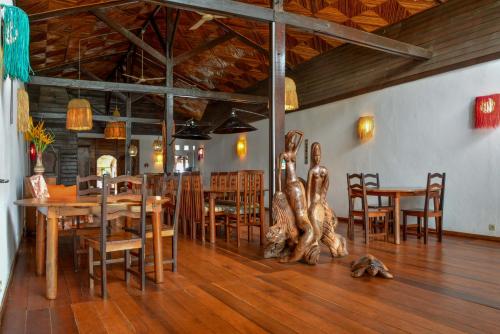 - une salle à manger avec une table et des chaises en bois dans l'établissement A casa di Giorgia lodge Nosy be Andilana, à Nosy Be