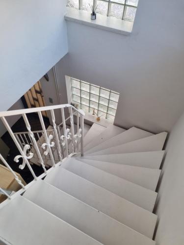 a white staircase in a room with a window at TWO Self-Check-In, 3km freeway, Free-Parking Playstation in Wolfpassing an der Hochleithen