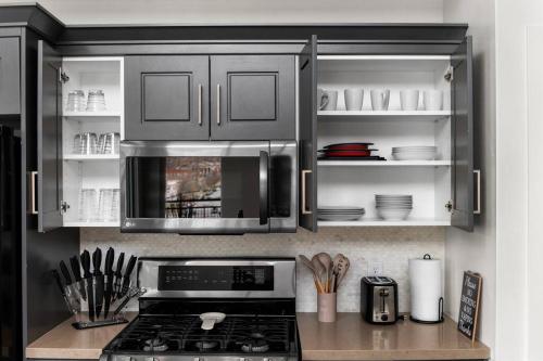 Η κουζίνα ή μικρή κουζίνα στο LUX Penthouse Oasis-Heart of SLC