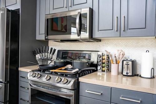 Η κουζίνα ή μικρή κουζίνα στο LUX Penthouse Oasis-Heart of SLC