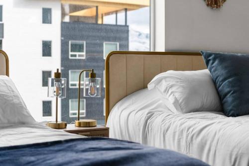 Ένα ή περισσότερα κρεβάτια σε δωμάτιο στο LUX Penthouse Oasis-Heart of SLC