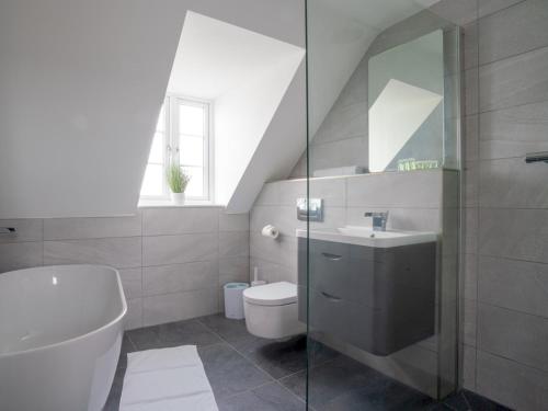 łazienka z toaletą i umywalką w obiekcie Pass the Keys Town Centre cottage with garden and parking w mieście Cheltenham