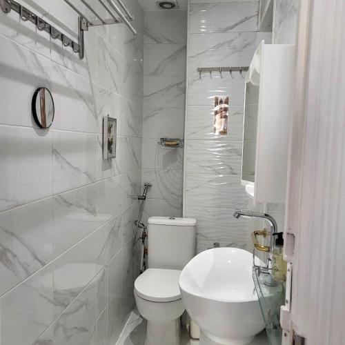 une salle de bain blanche avec des toilettes et un lavabo dans l'établissement Nizza Bella stay, à Nice