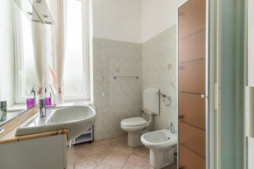 un bagno con lavandino e WC di 099 A due passi dal mare a Levanto