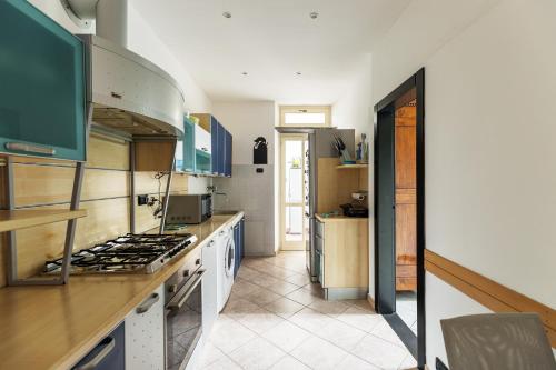 una cucina con piano cottura e forno di 099 A due passi dal mare a Levanto