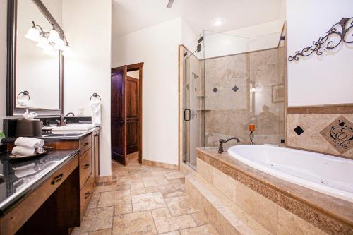 un ampio bagno con vasca e doccia di Hyatt at the Canyons by Lespri Management a Park City