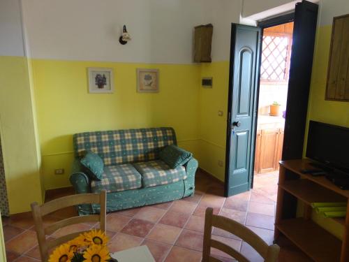 sala de estar con sofá y mesa en Baciati Dal Sole, en Porto Empedocle