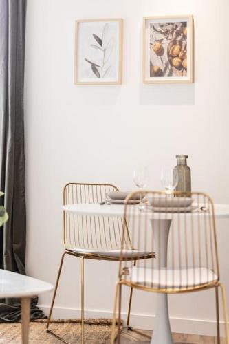 une salle à manger avec une table et deux chaises dans l'établissement Le Bohémien - Résidence Hestia, à Saint-Étienne