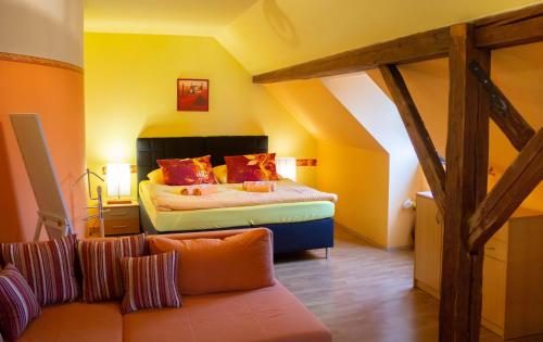 1 dormitorio con 1 cama y 1 sofá en una habitación en Hotel Rychta Netolice en Netolice