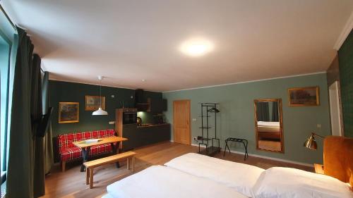 ein Schlafzimmer mit einem Bett und einem Tisch darin in der Unterkunft Der grüne Fürst Ferienwohnung Appartement 1 in Bad Muskau