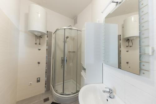 bagno bianco con doccia e lavandino di Apartment Sergio a Spalato (Split)