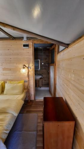 um quarto com uma cama e uma parede de madeira em Özen Boyabağı em Kösedere