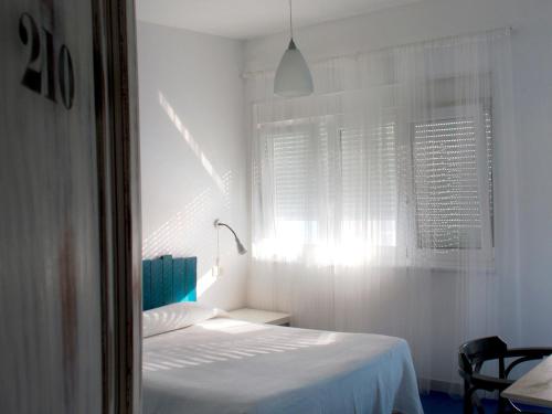 Tempat tidur dalam kamar di Hotel Langosteira