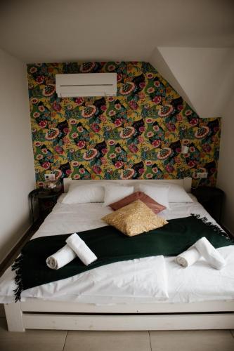 a bed with towels on it in a bedroom at Sipos Borház és Vendégház in Badacsonyörs