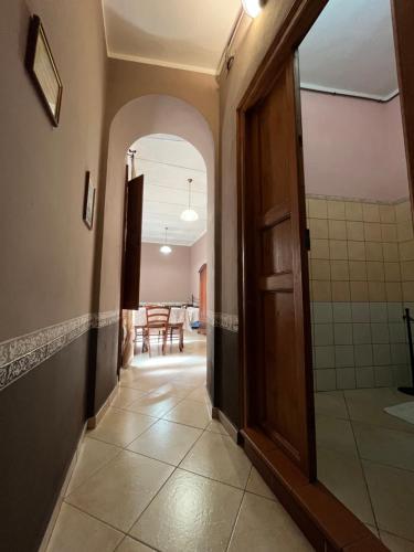korytarz z otwartymi drzwiami do jadalni w obiekcie B&B Su Maimoni w mieście Iglesias