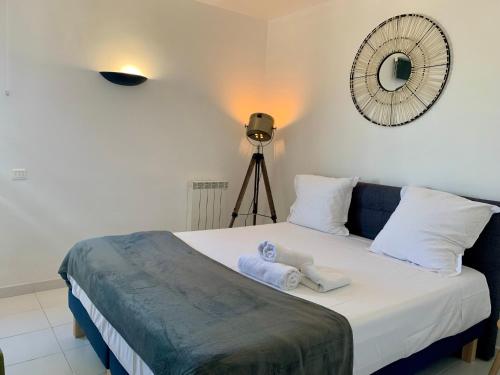 ein Schlafzimmer mit einem Bett mit Handtüchern darauf in der Unterkunft MarinesAppartement-Yachts view, 100m Beach, Fiber Wifi High speed in Saint-Tropez