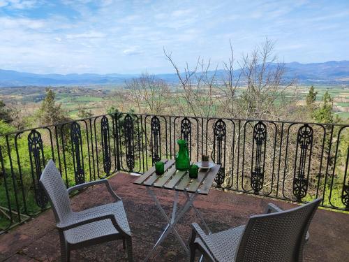 a table and chairs on a balcony with a view at Casa degli Artisti in Citerna