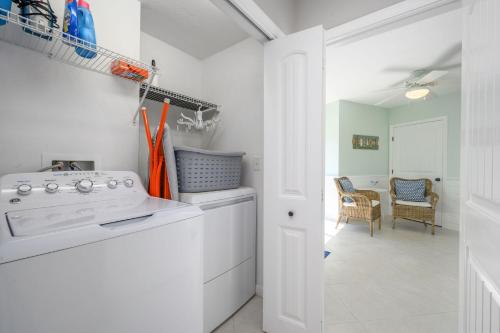 Un lavadero blanco con lavadora y secadora. en 9 Wilfin Road South Yarmouth Cape Cod - Four Shore, en South Yarmouth