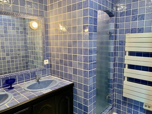 ein blau gefliestes Bad mit 2 Waschbecken und einem Spiegel in der Unterkunft MarinesAppartement-Yachts view, 100m Beach, Fiber Wifi High speed in Saint-Tropez