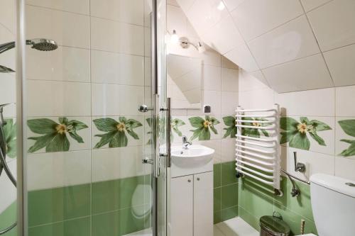 a bathroom with a shower and a sink at Dworek na Wzgórzu in Rzepiska