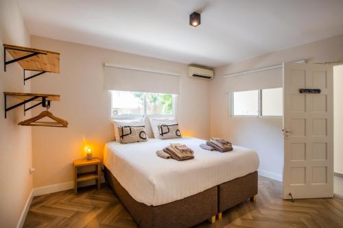 ein Schlafzimmer mit einem großen Bett und einem Fenster in der Unterkunft PUUR! appartementen Curaçao in Jan Thiel