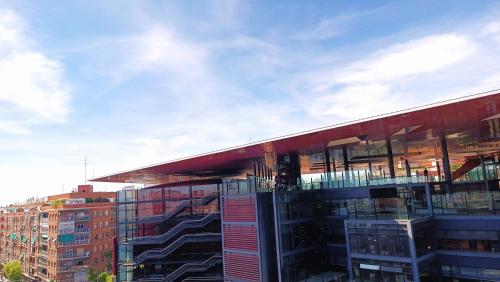 - une vue sur un bâtiment d'une ville dans l'établissement HOSTAL LA ESTACION TERRAZAS, à Madrid