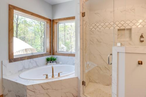 Ένα μπάνιο στο Lakeside Paradise in Ellijay Hot Tub, Fire Pit